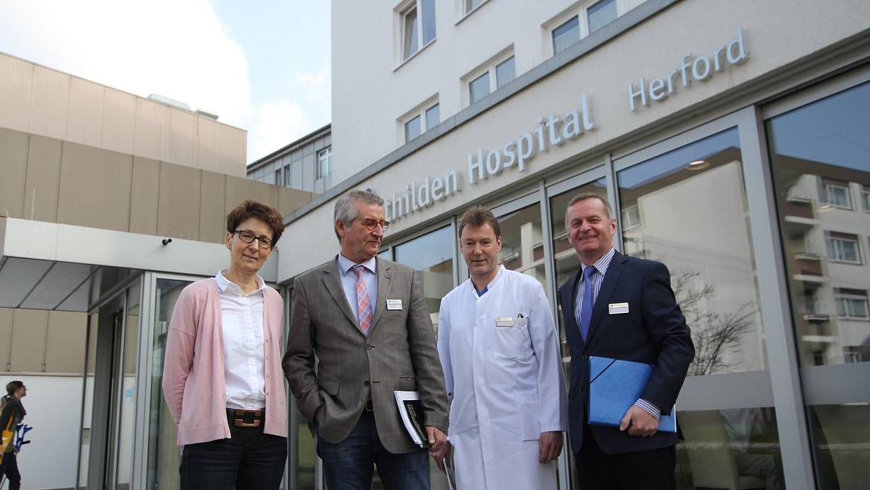 Jahresbilanz Mathilden-Hospital: Die kaufm&auml;nnische Leiterin, Gunde Geisler (v.l.), Pflegedienstleiter Gerd Henke, der &auml;rztliche Dirketor und Chefarzt der Klinik f&uuml;r Innere Medizin und Kardiologie, Dr. Jens V&ouml;lker, sowie Gesch&auml;ftsf&uuml;hrer Dr. Gerd R&uuml;ther. | &copy; Corina Lass