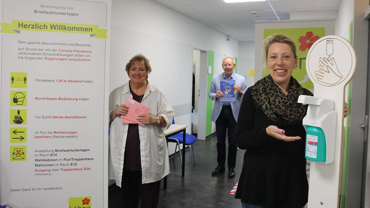 Ordnungsamtsleiter Paul Urban mit einem Teil seines Wahlteams. Geneviève Sasse (r.) hat das Hygienekonzept entwickelt, Bärbel Busch koordiniert das Briefwahlgeschäft. | © Susanne Barth