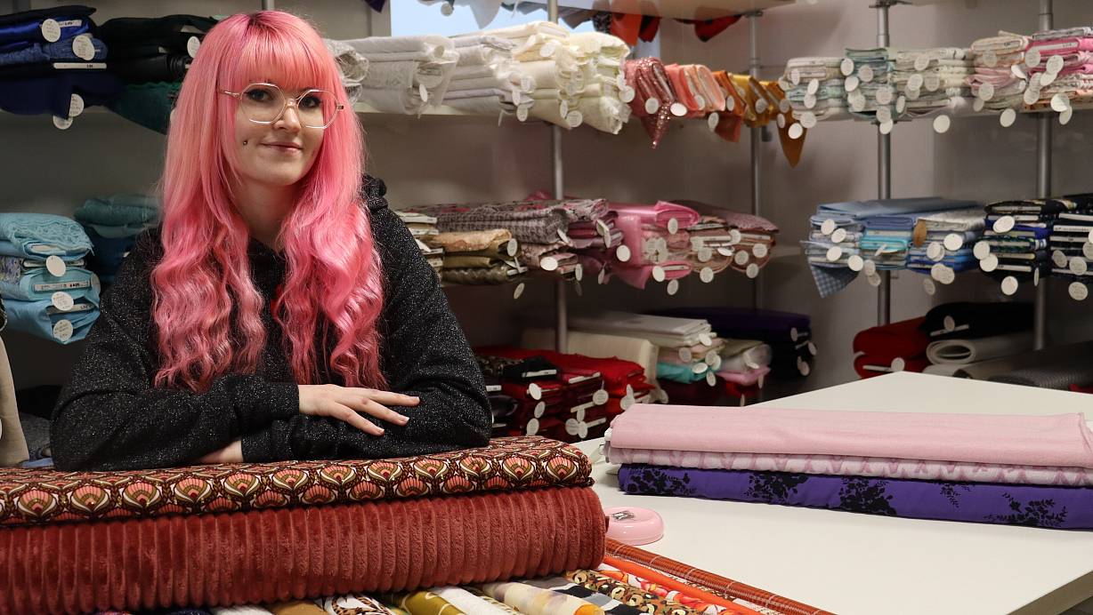 Maria Gazenbiler hat das Stoffgeschäft an der Fiemerstraße in Kirchlengern 2023 übernommen. Bis heute finden Kunden dort mehr als 1.000 verschiedene Stoffe. | © Shannon-Lee Bendig