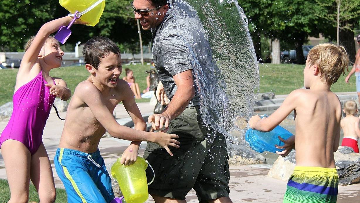 Im Sommer können Eltern und Kinder mehr Zeit draußen verbringen - für viele eine Erleichterung in der Pandemie. Doch die Möglichkeiten bleiben aufgrund der Beschränkungen begrenzt. Die Stadt will nachhelfen. |
