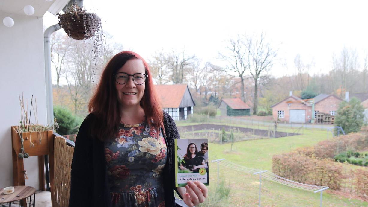 Johanna Verhoven von der Aidshilfe Paderborn auf ihrem Balkon im Bielefelder Süden. | © Judith Gladow