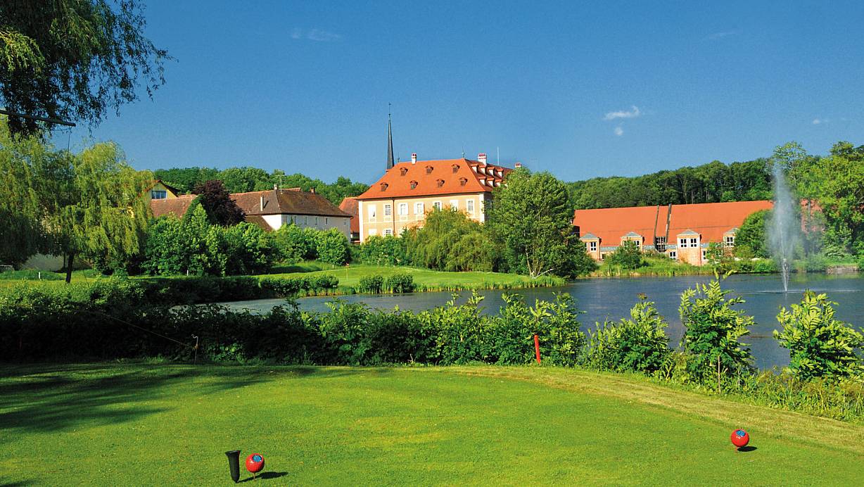 Golfen wie ein König: Der Golfclub Reichmannsdorf liegt inmitten der schönen Steigerwald-Landschaft und auf historischem Schlossgelände. | © HiGHLiGHTs Fotografie