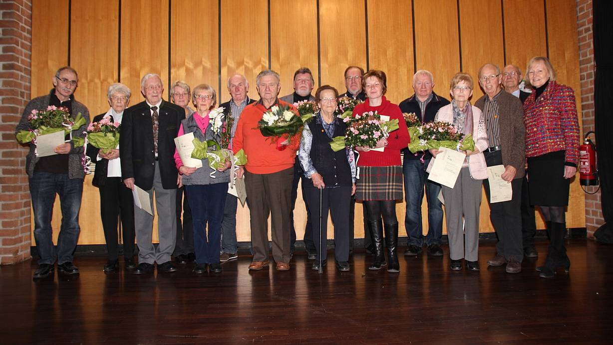 Blumen für die Verbundenheit: Christel Senckel (r.) und Gunter Kramer (2.v.r.) ehrten viele Mitglieder für ihre Treue zum Sozialverband. | © Klaus Frensing