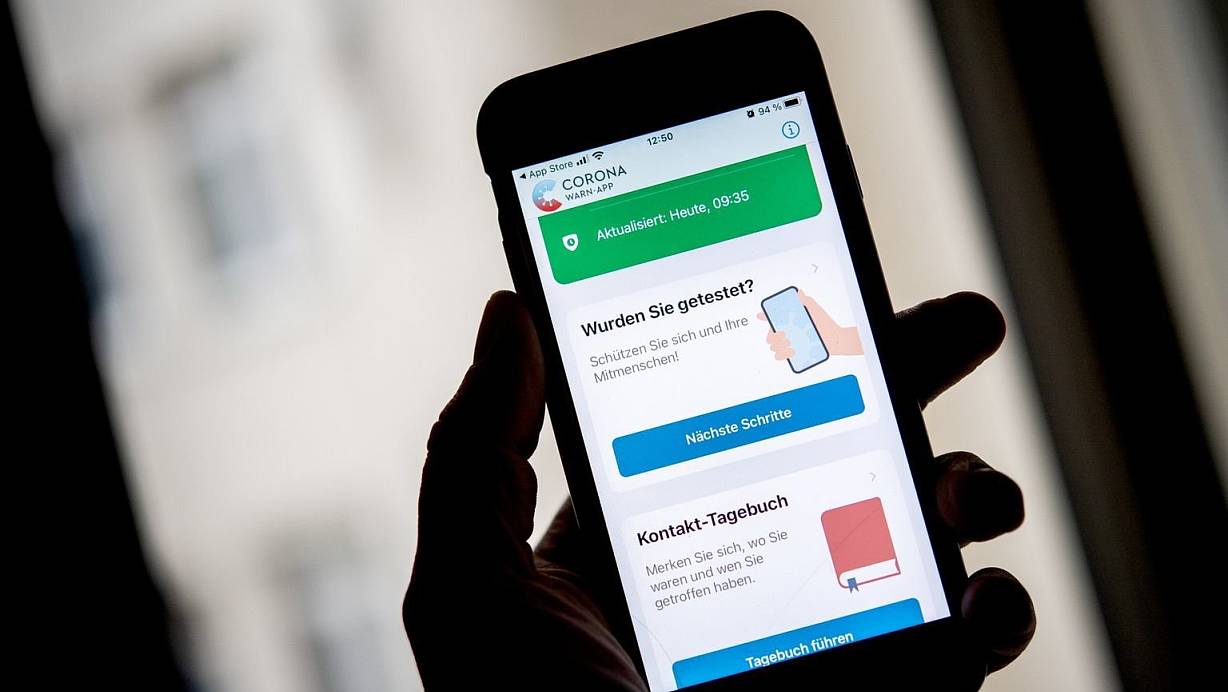 Pandemie-Bekämpfung per Smartphone: Knapp 230.000 positiv getestete Personen haben über die Corona-Warn-App bereits Mitmenschen alarmiert. | © Foto: Zacharie Scheurer/dpa-tmn