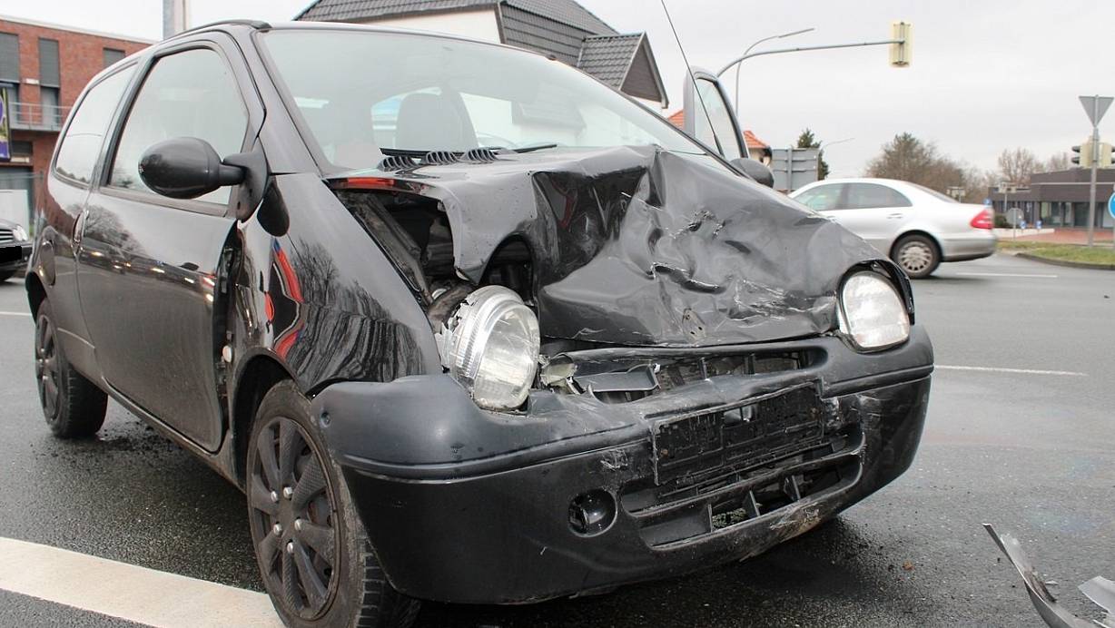 Beide Fahrzeuge, darunter der Renault, wurden stark beschädigt. | © Polizei