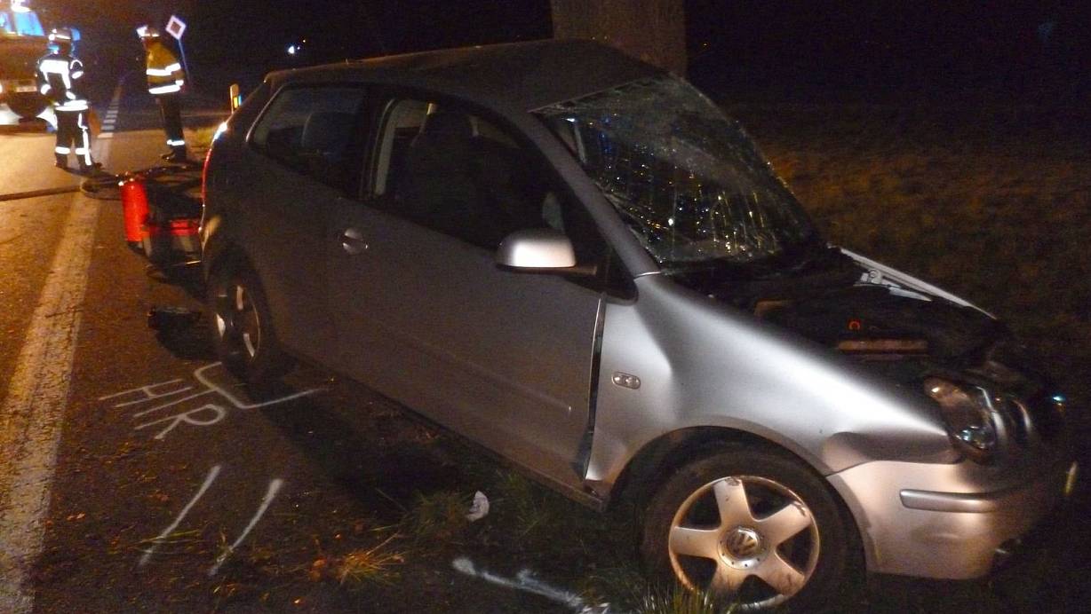 Der Polo prallte mit der Fahrerseite gegen den Baum und kam entgegen der eigentlichen Fahrtrichtung zum Stehen. | © Polizei Minden-Lübbecke