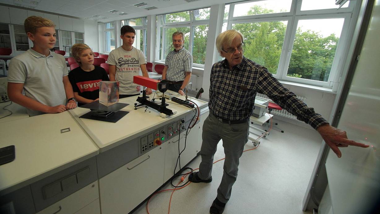 Wenn schon, dann richtig: Justin Bieber, Lino Balgo und Louis Lamker lassen sich von Lehrer Burkhard Bartels im frisch renovierten Physikraum des Ravensberger Gymnasiums die Wellenstruktur des Lichts erklären. Im Hintergrund ist der stellvertretende Schulleiter Hans-Werner Nolting zu sehen. | © Peter Steinert