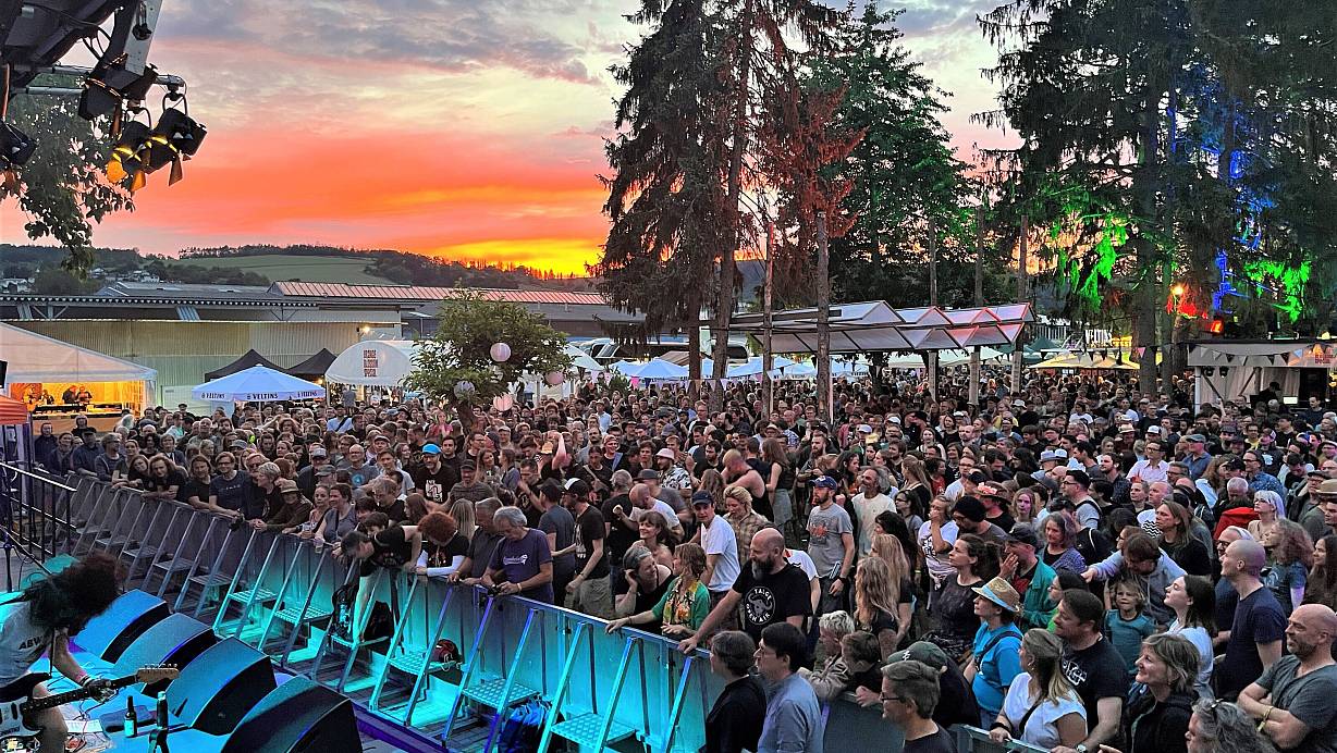 Im Garten beim OBS in Beverungen: Rembert Stiewe weiß, wann welche Band in den Zeitplan passt – auch wenn dann langsam die Sonne untergeht. | © Diana Dauer