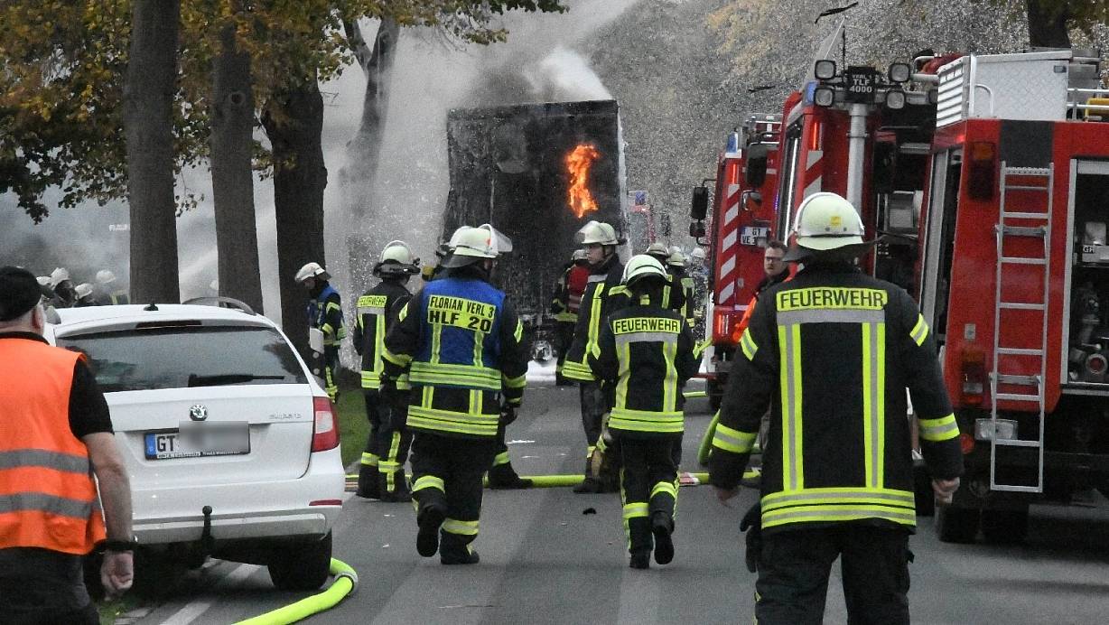 Die Einsatzkräfte hatten den Brand schnell unter Kontrolle, konnten den Anhänger aber nicht mehr retten. | © Andreas Eickhoff