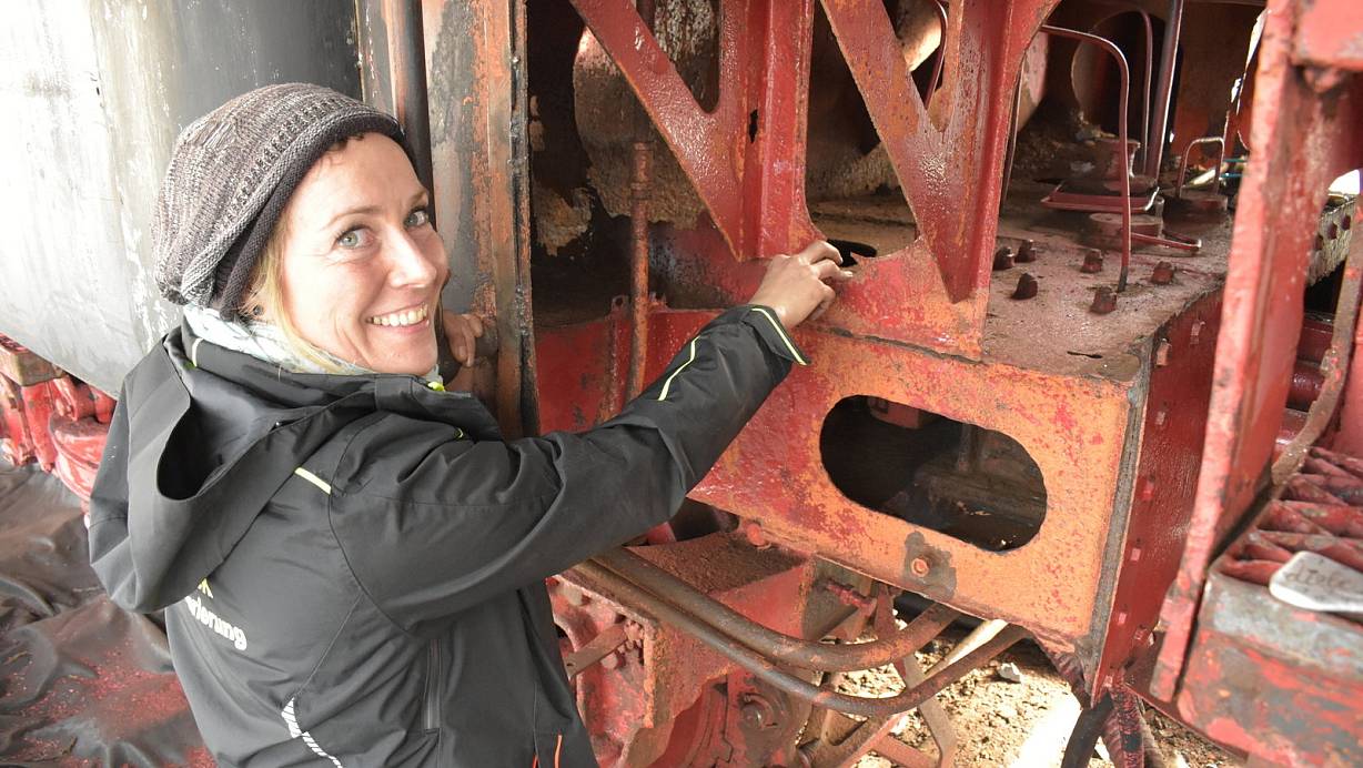 Metallschäden an der Denkmallok, die Diplom-Restauratorin Dorothee Brück feststellt, müssen ausgebessert werden. | © Julia Stratmann