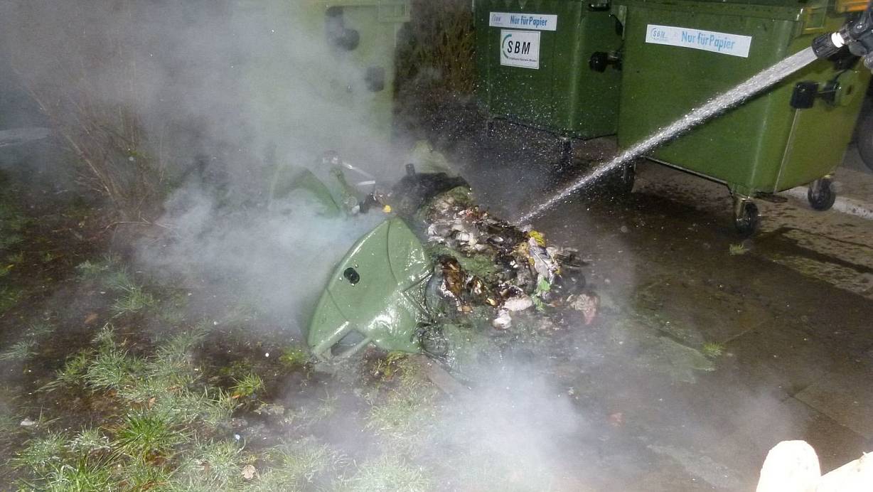 In den Bärenkämpen zerschmolz ein Müllcontainer unter der Hitze zusammen. | © Polizei Minden-Lübbecke