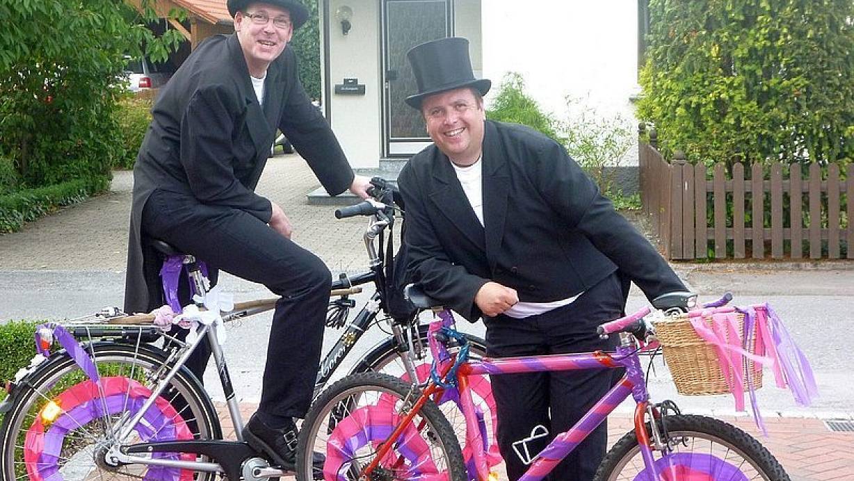 Michael Krawetzke (links) und Frank Brili mit ihren Fahrrädern beim Hochzeitsbitten. |