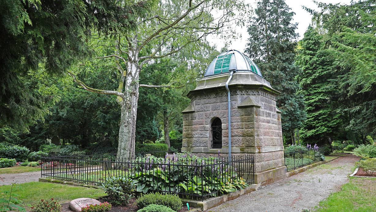 Für Freunde: Das Mausoleum auf dem Friedhof Hermannstraße trägt eine Kuppel aus grünem, gewölbtem Glas in einer filigranen Metallkonstruktion. | © Frank-Michael Kiel-Steinkamp