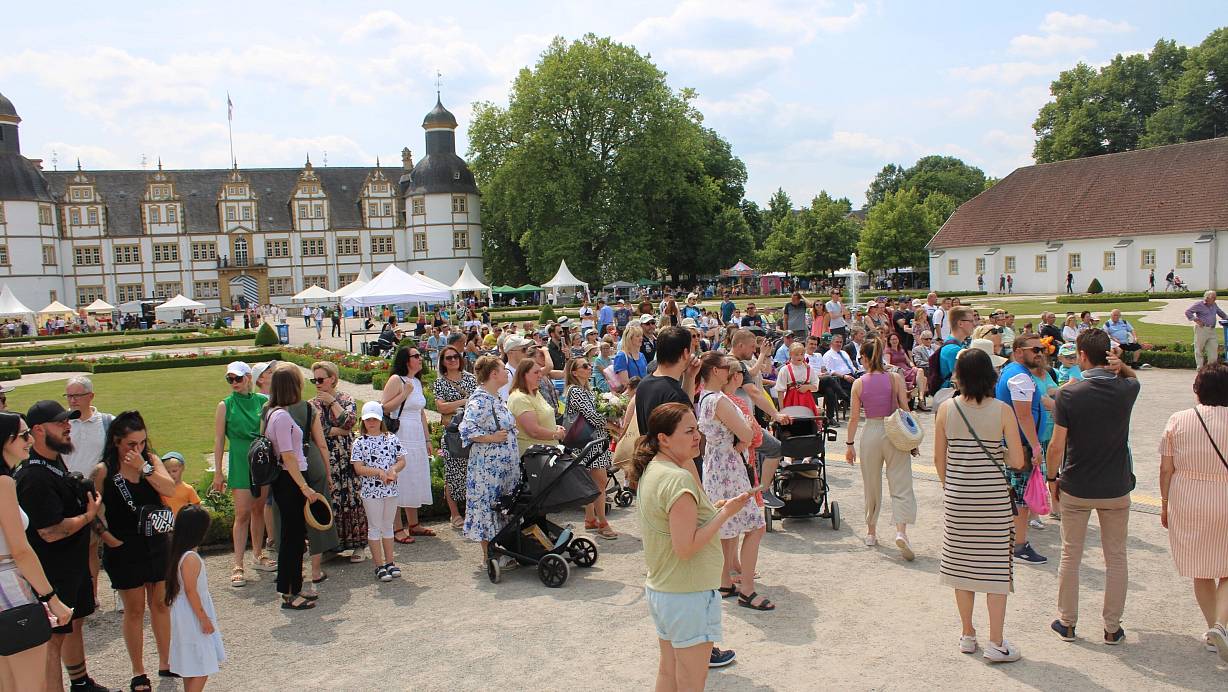 Schon bei der Eröffnung des Fests der Begegnung versammelten sich viele Besucher vor der Bühne. | © Moritz Jülich