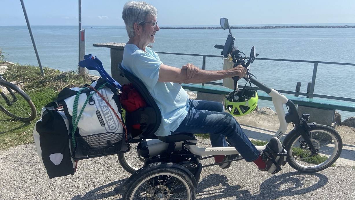 Dieter Begemann sitzt auf seinem Easy Rider und schaut aufs Wasser. | © privat