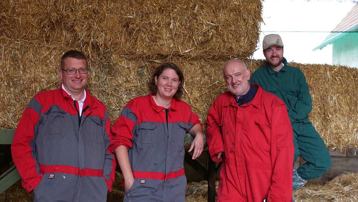 Torsten Lange (v. l.) zeigt Stefanie Nuphaus, Uwe Bräunig und Haiko Hofmann den Bewegungsstall, in dem seine Schweine leben. | © Ilka Gülker
