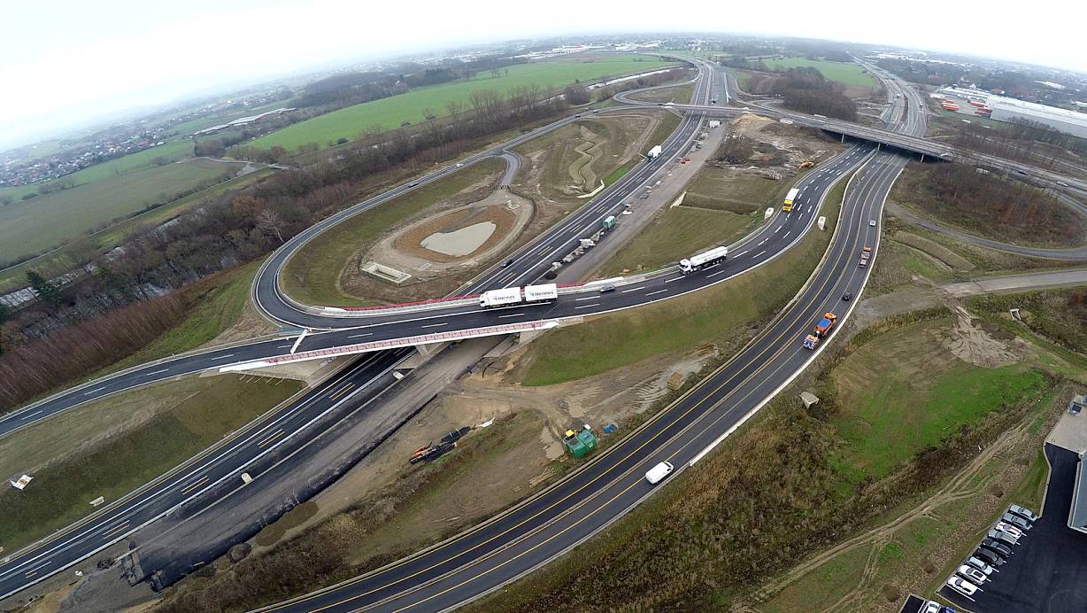 Das Kreuz L&ouml;hne: Der Verkehr auf der A30 wird ab Donnerstag in beide Richtungen auf die Nordumgehung geleitet. Die alte Trasse rechts im Bild wird dann im L&ouml;hner Kreuz gekappt. | &copy; J&uuml;rgen Kr&uuml;ger