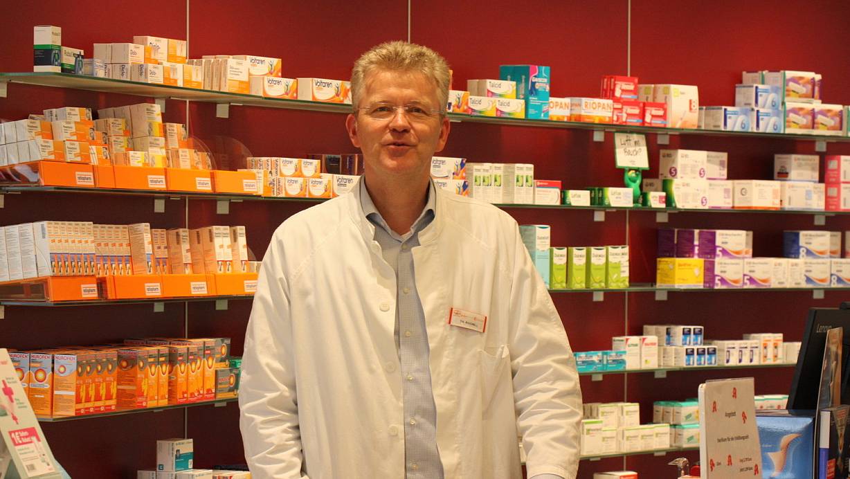 Apotheker Thomas Rochell informiert über wichtige Hygieneregeln. | © Wegener