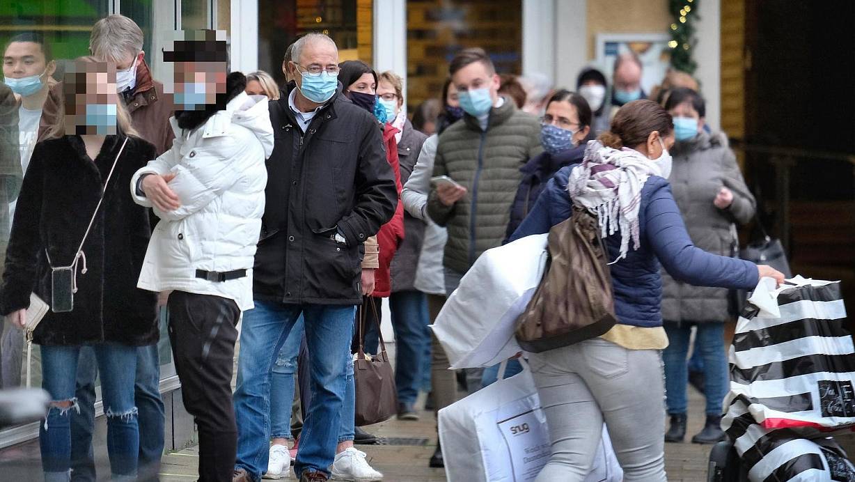 Vor Karstadt gibt es mitunter meterlange Warteschlangen. | © Andreas Frücht