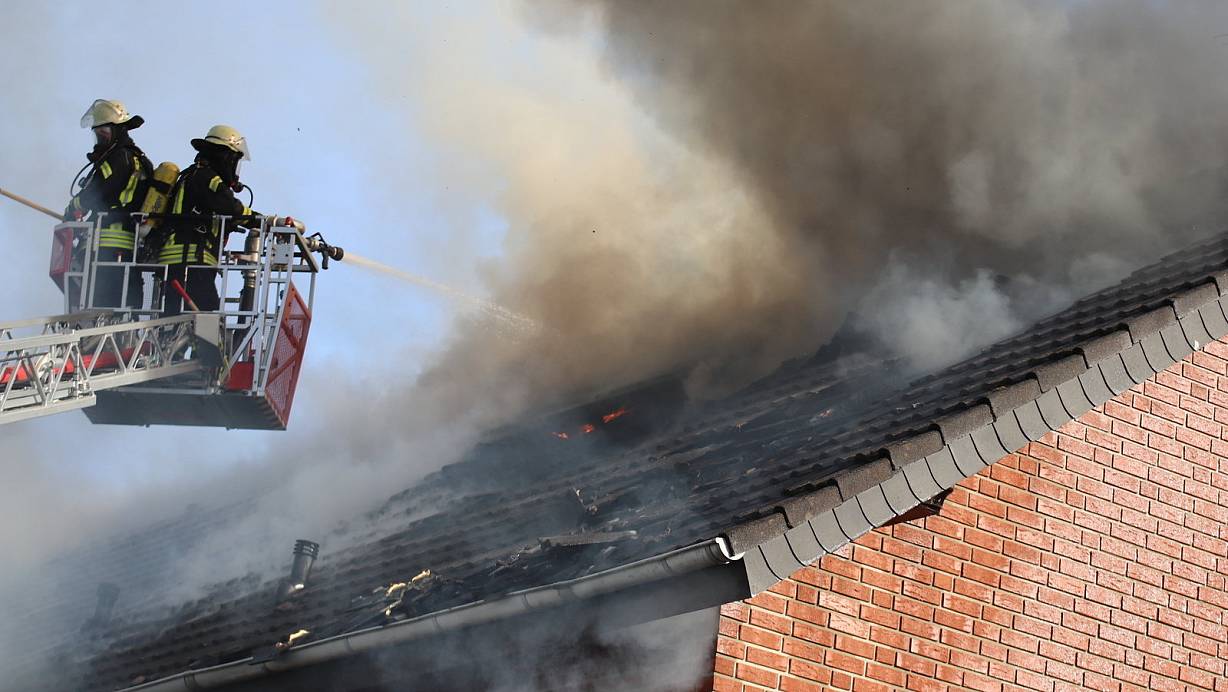 Am Umenweg in Stukenbrock brennt ein Haus. Die Leitstelle warnt vor Brandrauch. | &copy; Sigurd Gringel