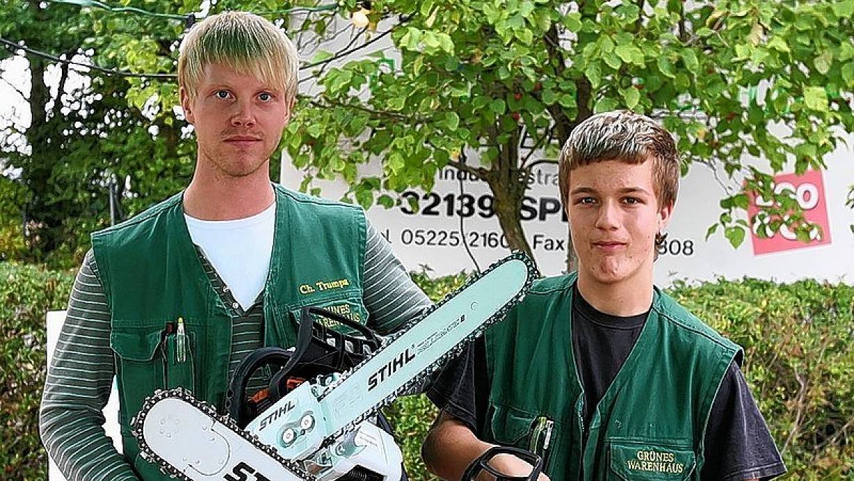 Christian Trumpa und Sören Düffels (v.l.) vom Grünen Warenhaus warfen die Motorsägen an. | © FOTOS: JULIA GESEMANN