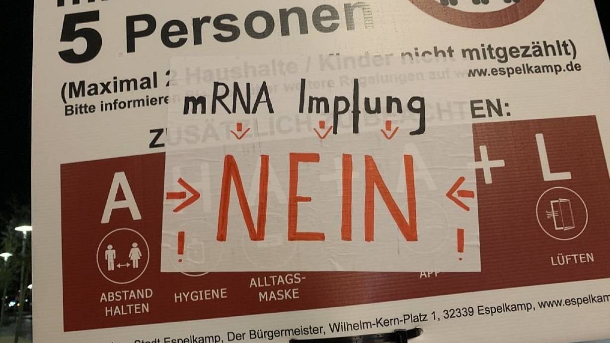 Impfgegner überklebten und verschandelten insgesamt acht Corona-Schutzplakate in der Espelkamper Innenstadt. Jetzt nimmt der Staatsschutz Bielefeld Ermittlungen auf. | © Karsten Schulz