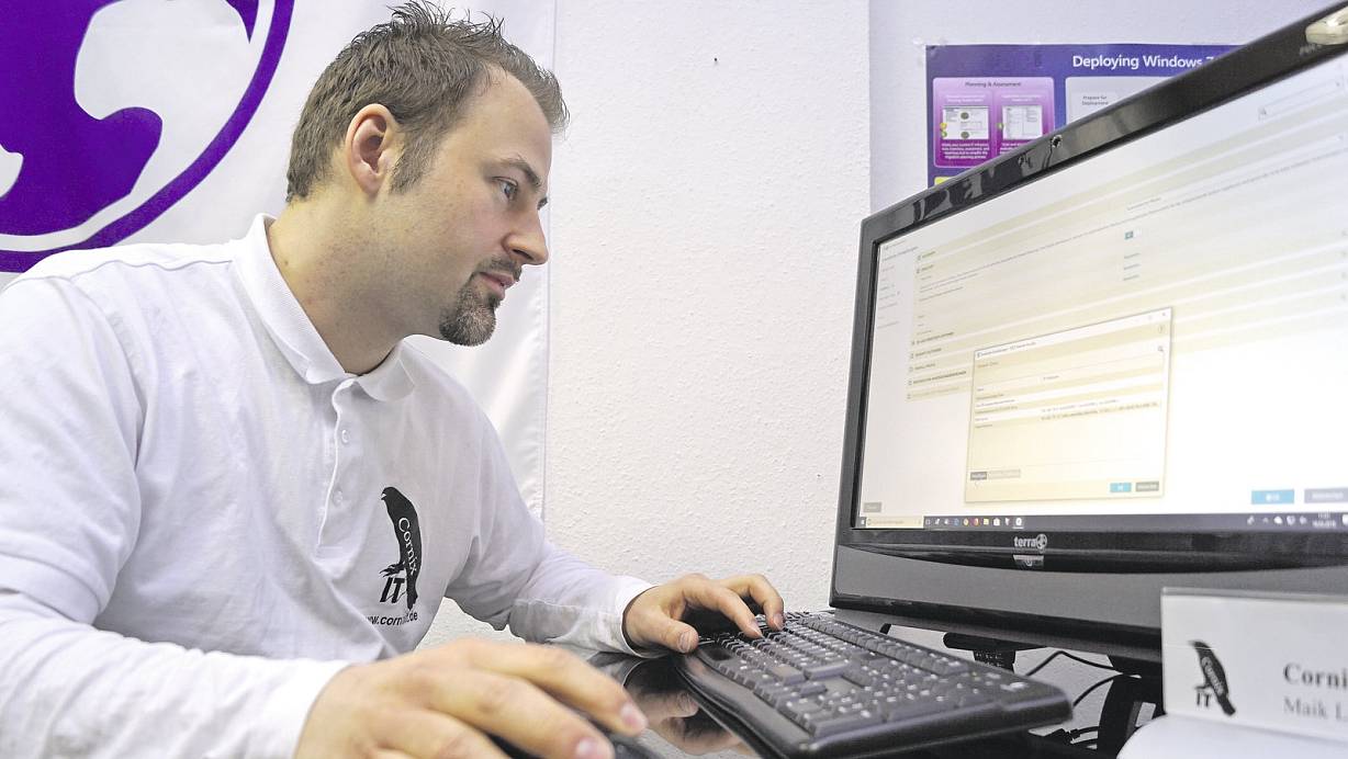 Trotzt der Gefahr: Der Bünder IT-Experte Maik Langerwisch schaut sich die Einstellungen der Firewall an. Er empfiehlt Nutzern, besonders vorsichtig beim Öffnen von E-Mails mit Datei-Anhängen zu sein. | © Foto: Niklas Krämer