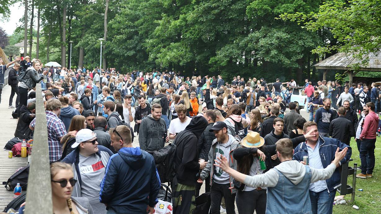 Ein Bild aus der Vergangenheit: Am Vatertag 2019 drängten sich im Sielpark 1.000 und mehr vornehmlich junge Menschen. | © Benjamin Büschenfeld | Sportfoto-OWL.de