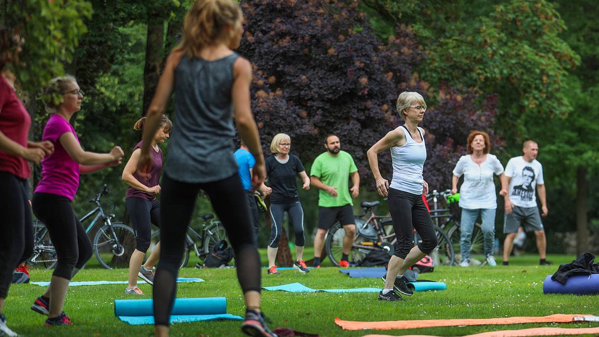 Bei der Aktion "Sport im Park" des SSB kommen Dutzende von Bürgern zusammen, um im Freien Fitness-Training zu absolvieren. | © Sarah Jonek