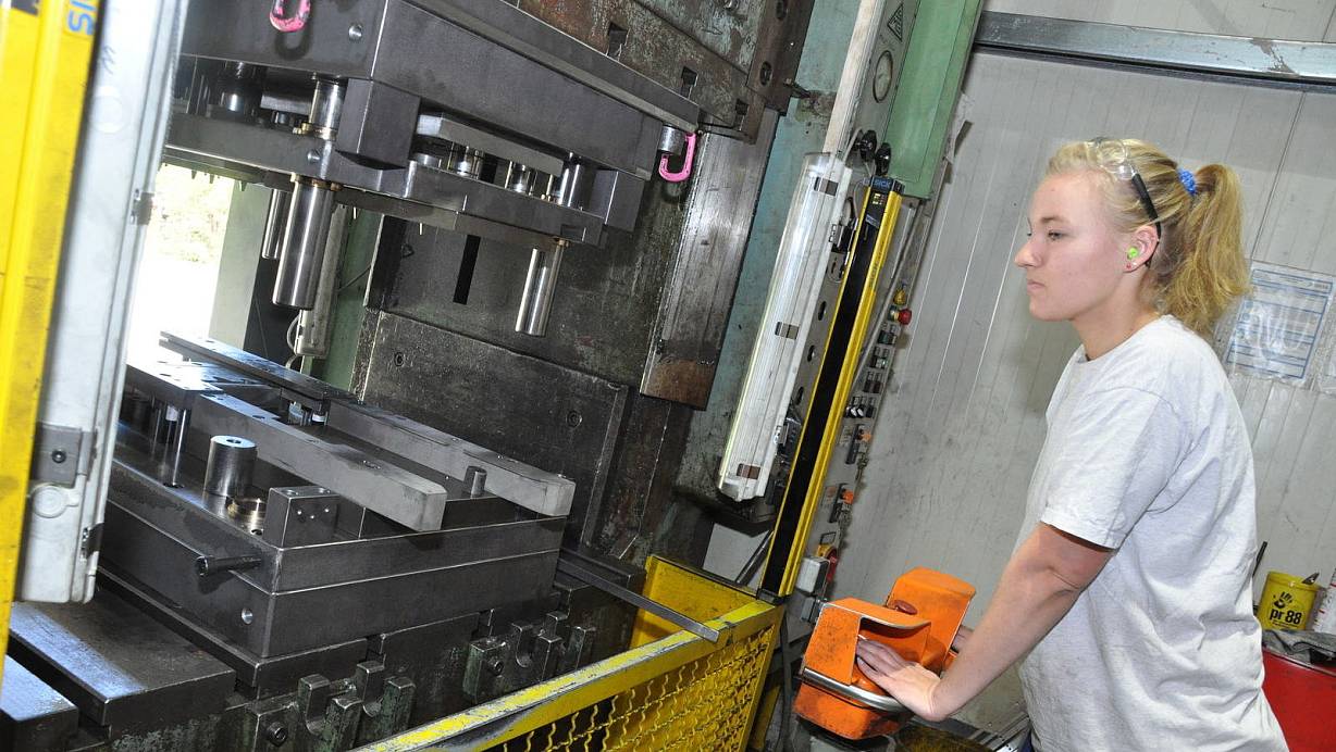 Ulrike Granich hat ihre Ausbildung zur Werkzeugmechanikerin bei der Firma Wittenstein absolviert und sp&auml;ter dort gearbeitet. | &copy; Karin Prignitz