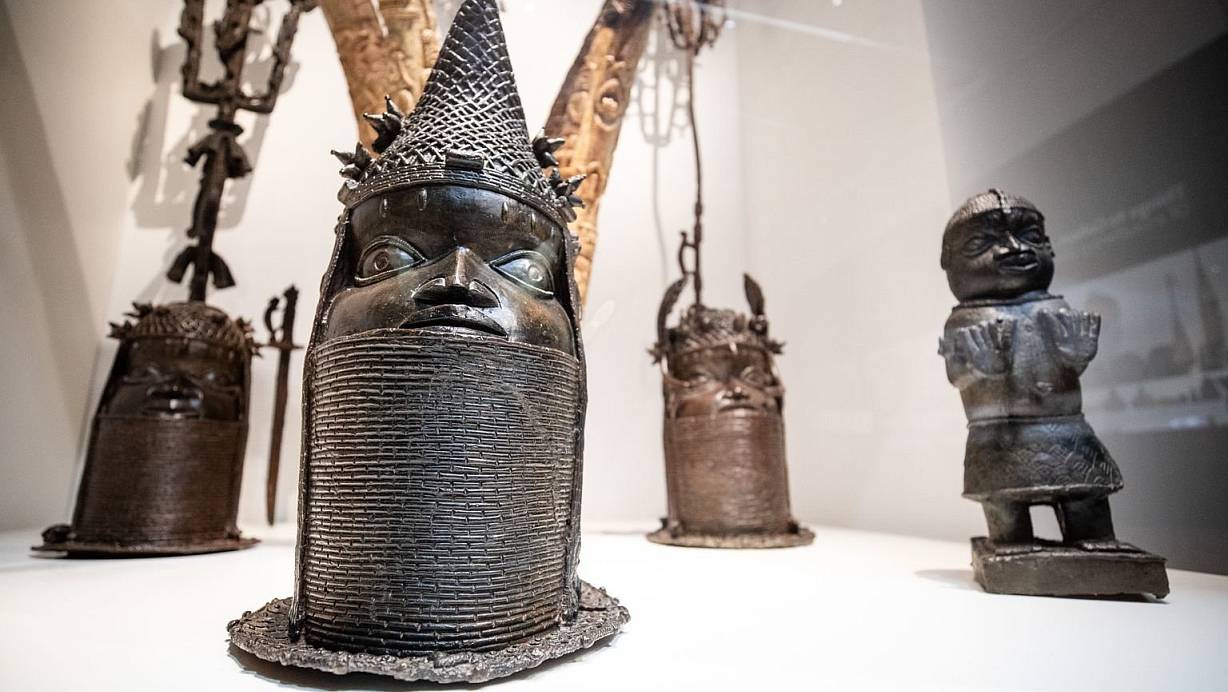 2022 sollen deutsche Museen erste Kunstschätze der als Raubgut geltenden Benin-Bronzen an Nigeria zurückgegeben. | © Foto: Christoph Schmidt/dpa