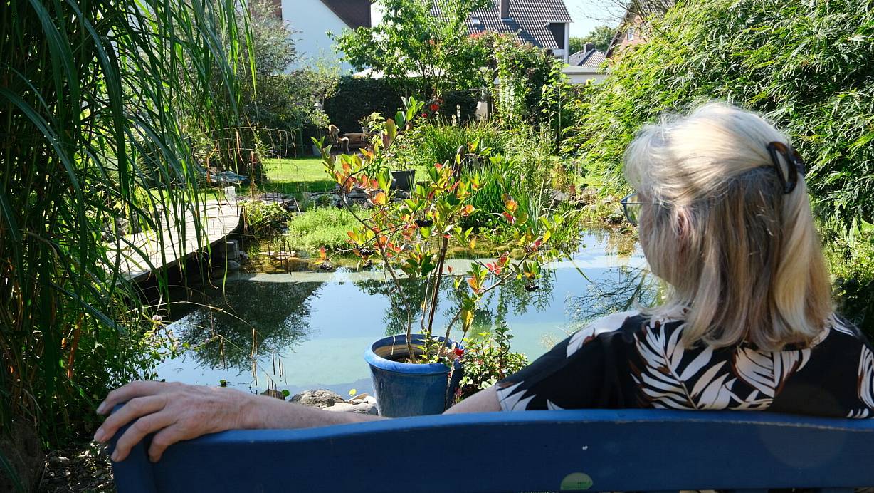 Lore Halstenberg liebt diesen Blick auf ihren Teich. Diese Bank ist ihr Favorit unter den vielen schönen Plätzen in ihrem Garten. | © Nicole Bliesener