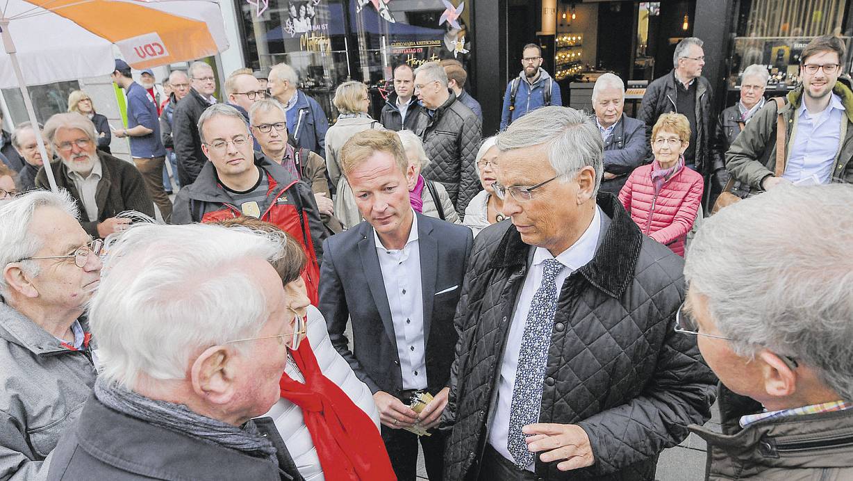 Umringt: Der Auftritt von Wolfgang Bosbach sorgt am Wahlkampfstand von Daniel Sieveke für reichlich Publikumsverkehr. | © Marc Köppelmann