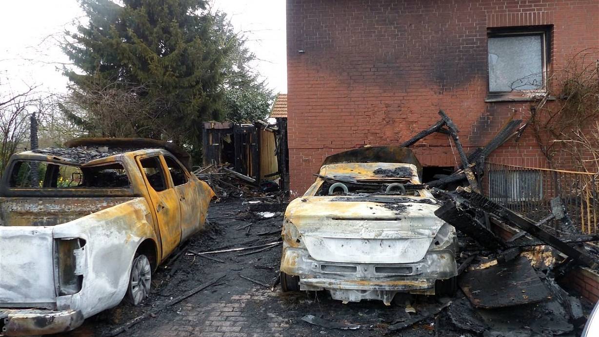 Die unter dem Carport abgestellten Fahrzeuge brannten vollständig aus. | © Polizei Minden-Lübbecke