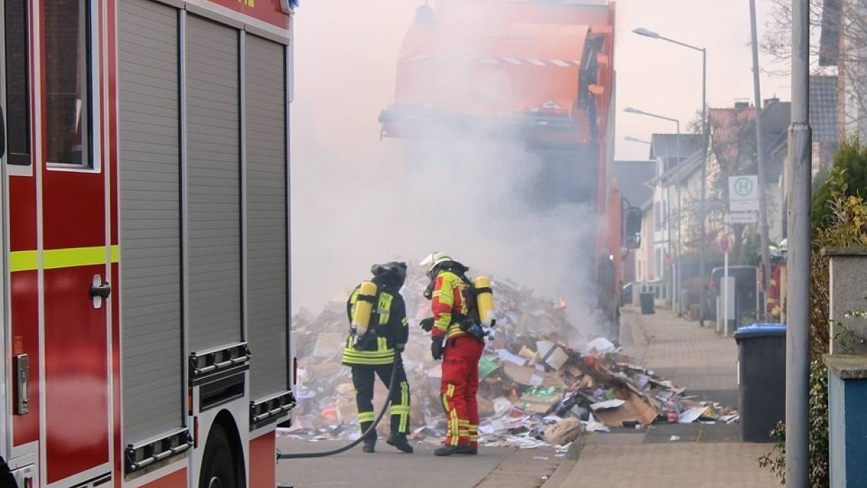 Das Papier begann zu brennen. Foto: Polizei Minden-Lübbecke | © pschwemling