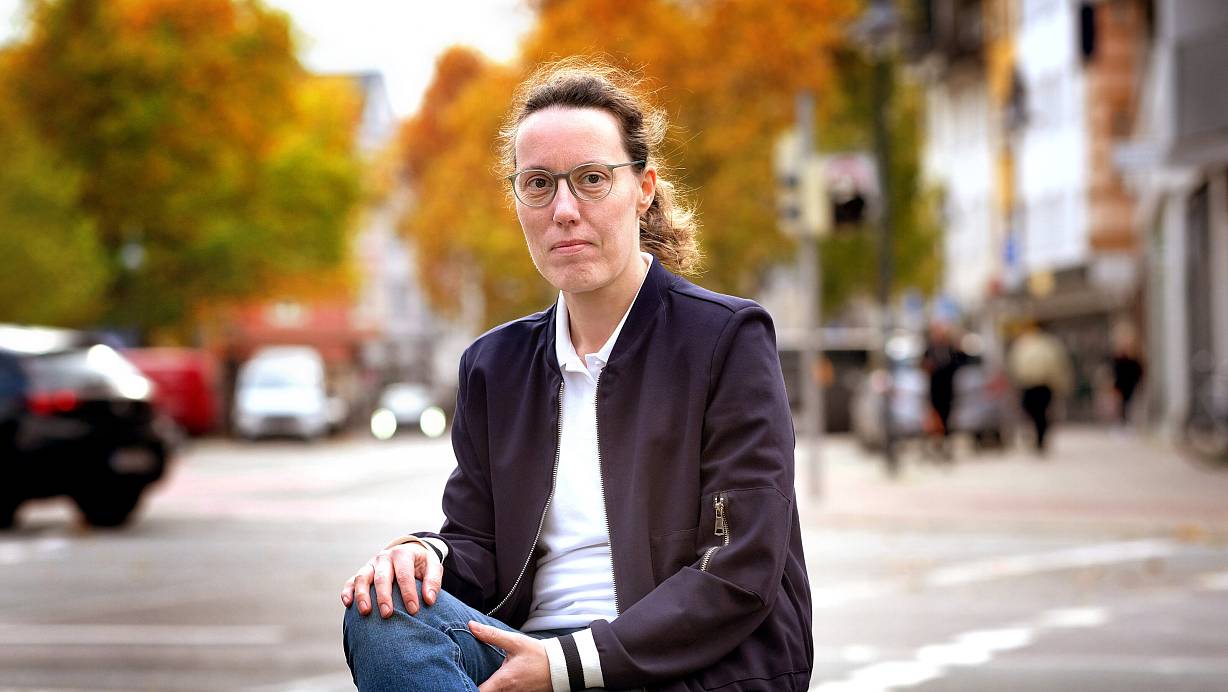 Dorothee Beckord aus dem Kreis Gütersloh kämpft vor Gerichten um die Anerkennung auf einen Impfschaden. Seit ihrer Corona-Schutzimpfung anfang 2021 hat die 45-Jährige mit gesundheitlichen Problemen zu kämpfen. | © Andreas Frücht