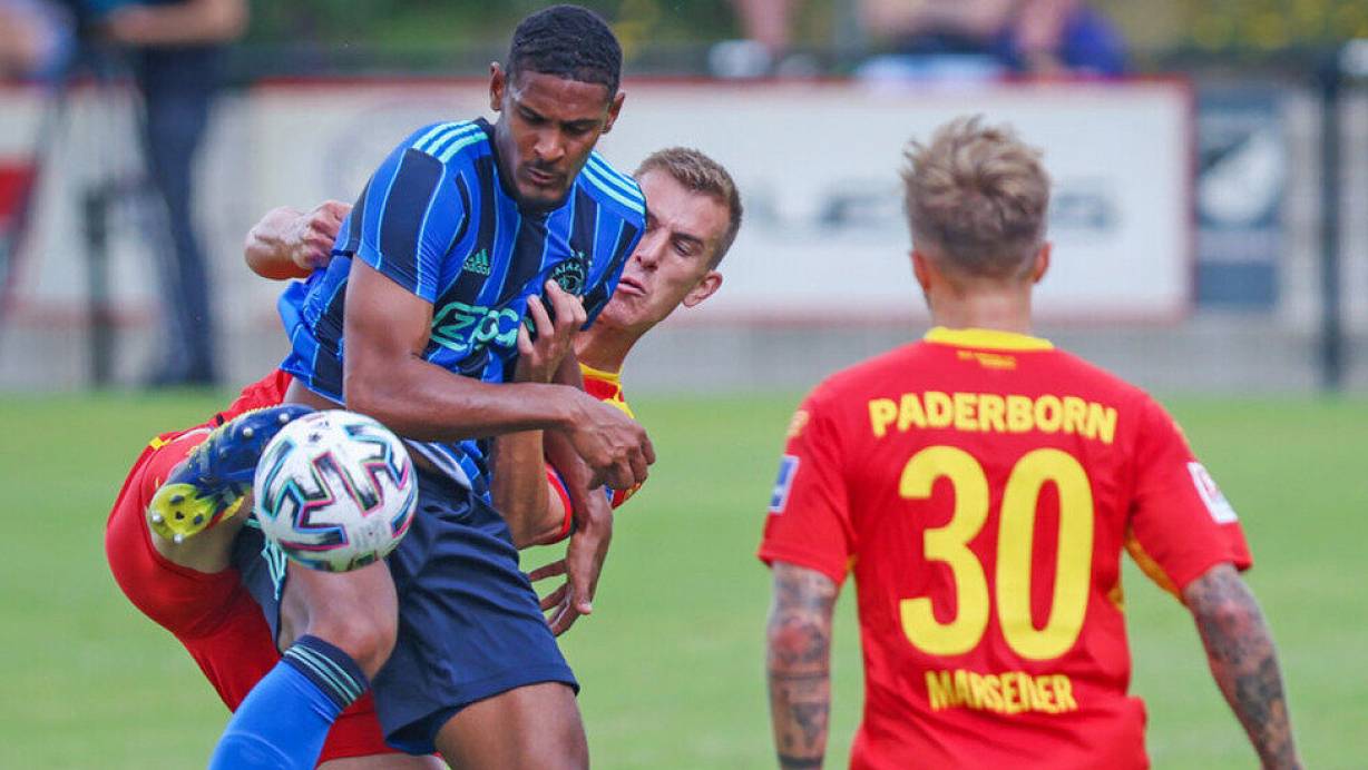SCP-Kapitän Uwe Hünemeier (hinten) liefert sich hier ein Duell mit Ajax-Stürmer Sébastian Haller. Beide Akteure trugen sich in die Torschützenliste ein. | © jonek.fotografie.de