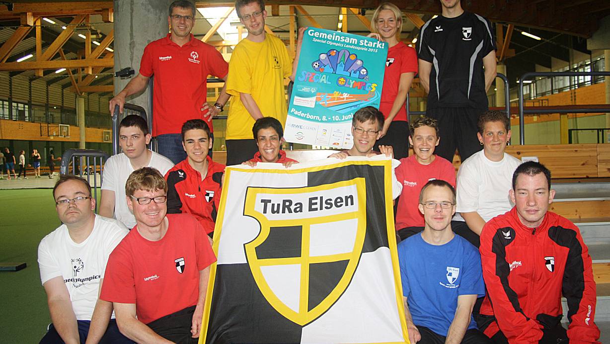 Mit Elan bei der Sache: Die TuRa-Sportler haben im Ahorn-Sportpark auch in den vergangenen Wochen fleißig trainiert. Zusammen mit ihren Trainer von Matthias Brumby (o.l. / Geschäftsführer Förderverein Special Olympics Paderborn sowie Maike und Sören Beilfuß (o.r.) |