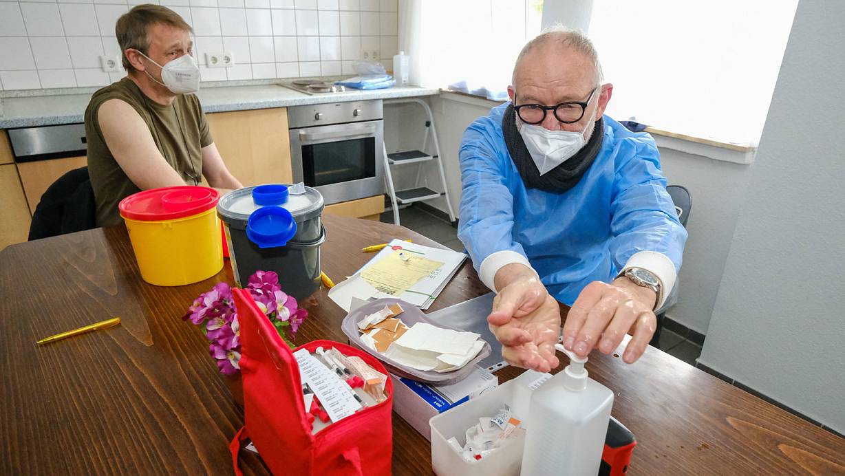 Arzt Ulrich Pfaff (r.) und Sven Kranz. | © Foto: Andreas Zobe/NW