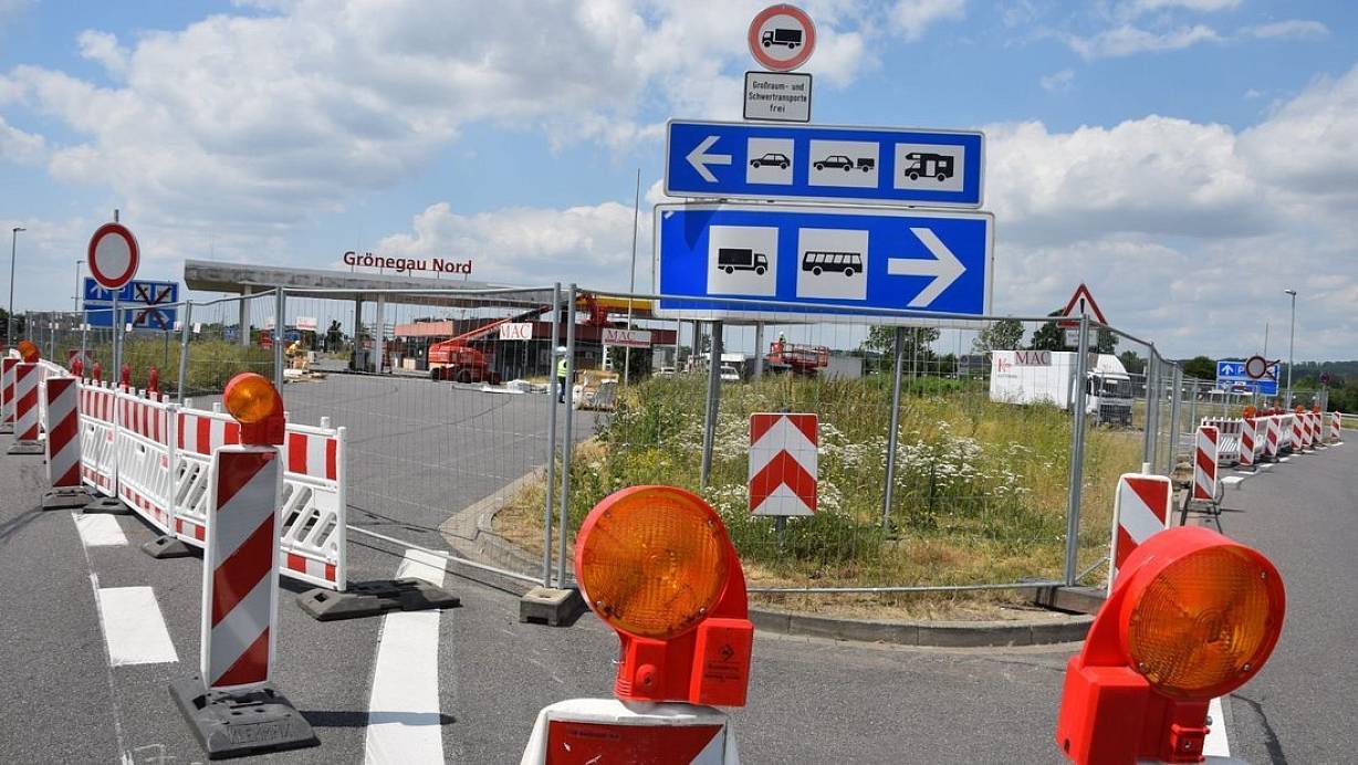 Grönegau-Nord: Die Fassaden-Elemente werden seit Montag entfernt. | © Christoph Franken