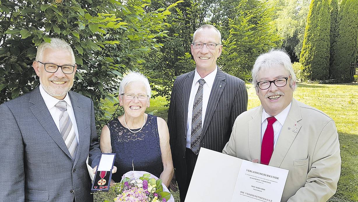 Gratulanten und Wegbegleiter: Der stellvertretende Landrat Heinz-Günter Koßmann überreichte Urkunde und Orden, Bürgermeister Hans Hermann Bluhm gratulierte. AWO-Vorsitzender Paul Ahrens hielt vor der Verleihung eine sehr persönliche Rede auf seine langjährige Mitarbeiterin. | © Katharina Engelhardt