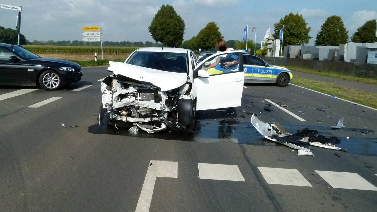 Beide Insassen des Peugeot verletzten sich bei dem Unfall leicht. | © Polizei Minden-Lübbecke