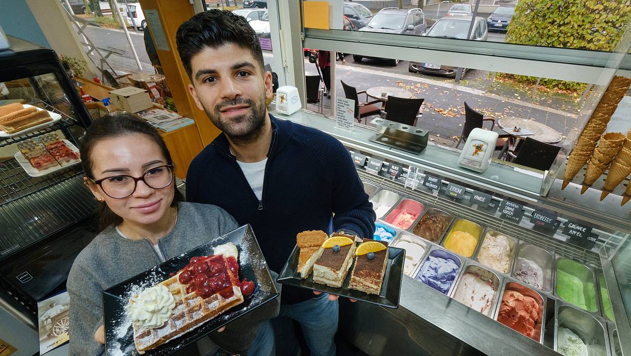 Die neuen Eiscafé-Betreiber Emine Rückert und Giovanni Kindan haben ihr Angebot um Waffeln und Kuchen erweitert – alles selbst gemacht. | © Andreas Zobe
