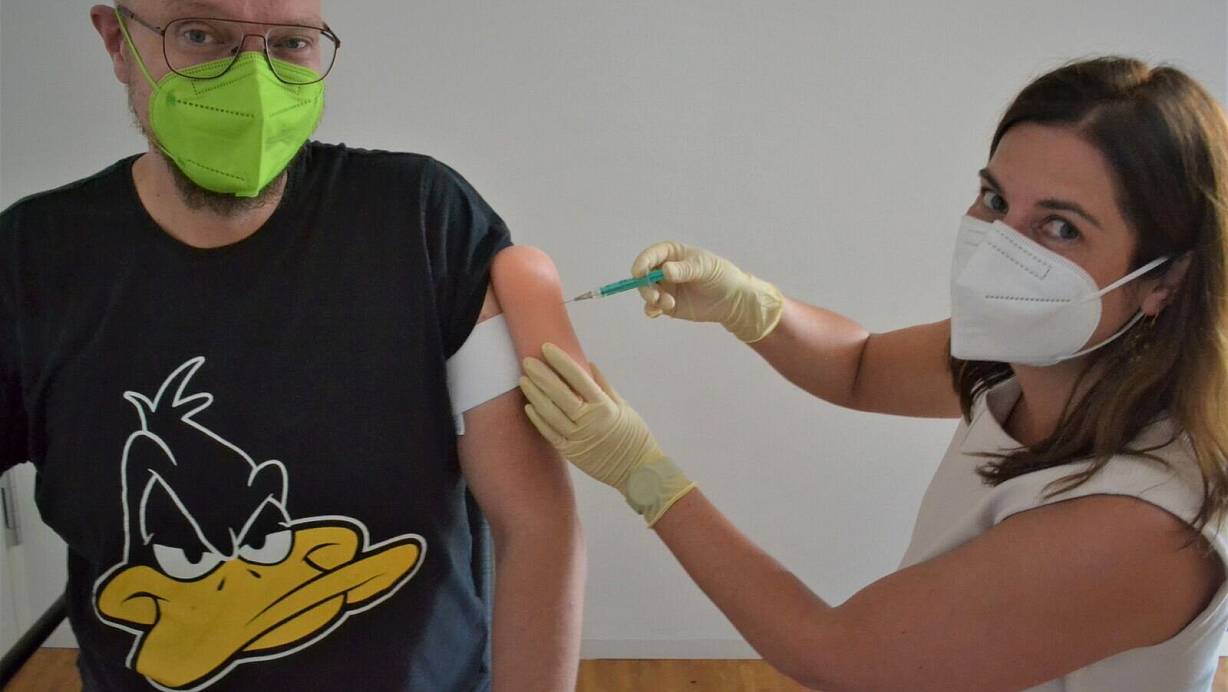 Vor dem Start des Modellversuchs haben sich Apotheker Jens Kosmiky aus Enger und eine Kollegin in Münster schulen lassen. | © AVWL/Grunsky