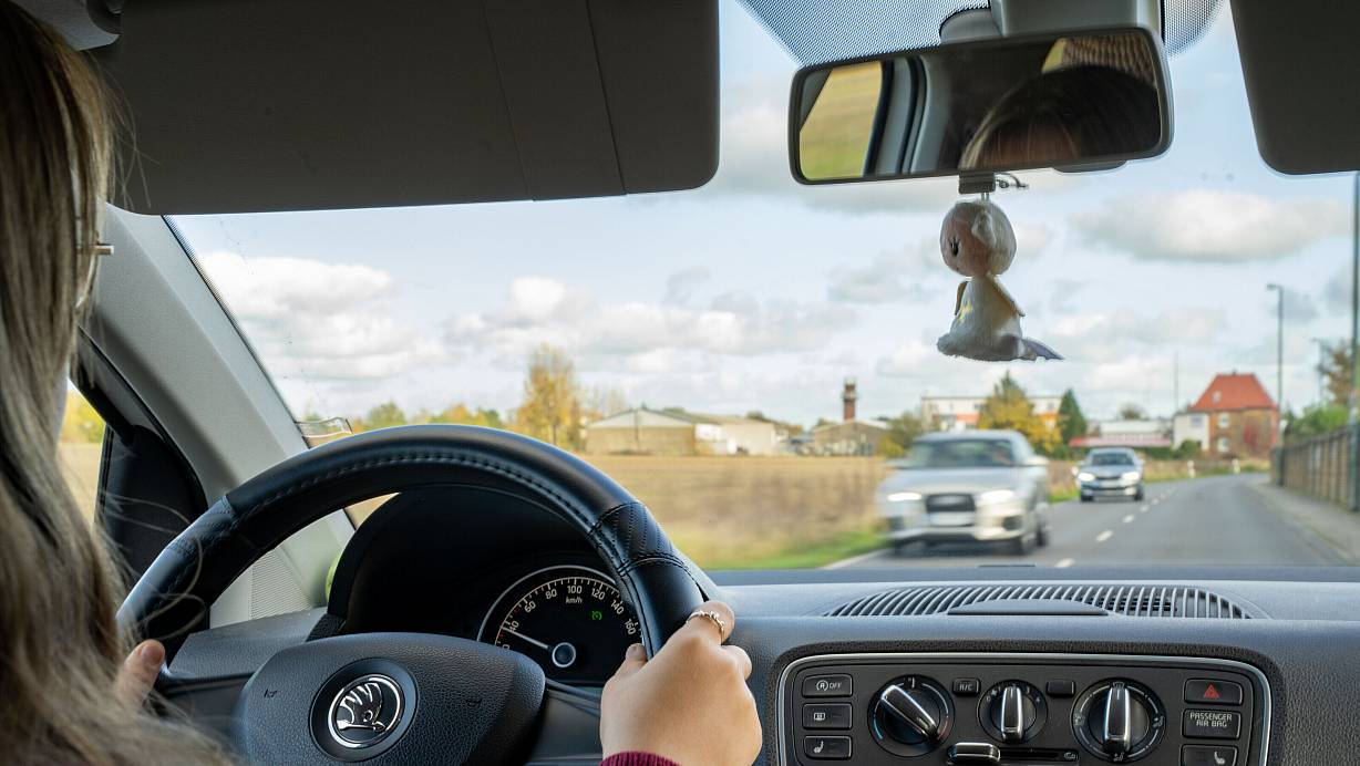 Ein Bielefelder Versicherungsexperte rät jungen Fahranfängern zum begleiteten Fahren ab 17 Jahren. Dadurch könne Geld gespart werden. | © picture alliance / Eibner-Pressefoto