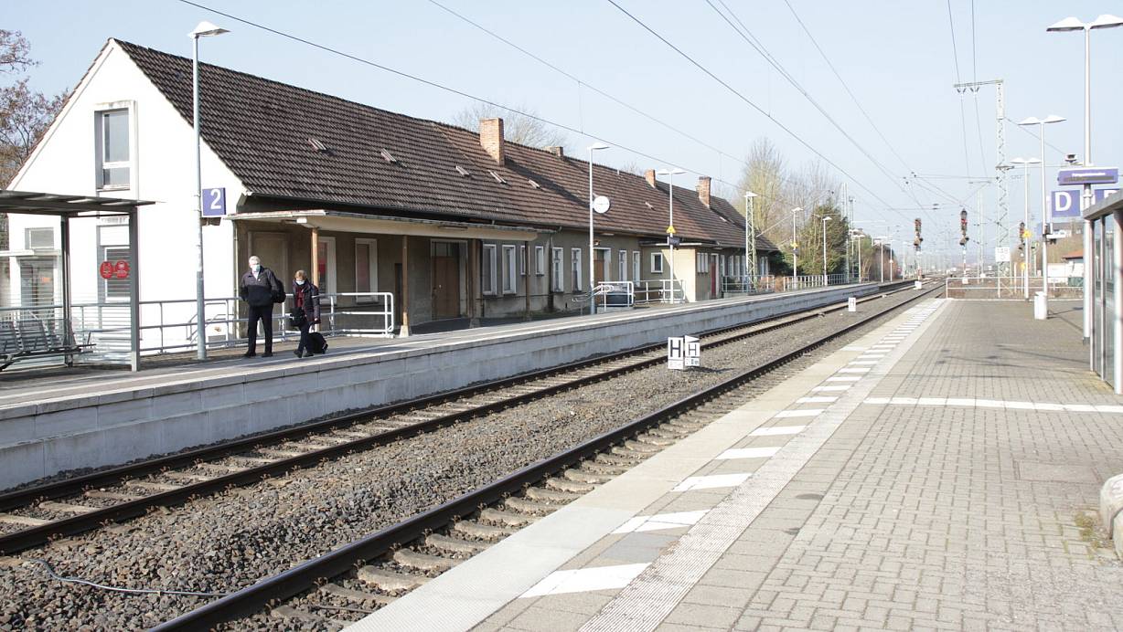 Das ehemalige Bahnpostgebäude am Gleis 2. Am westlichen Ende des Komplexes unterhält die Bahn einen Aufenthaltsraum für Schaffner und Lokführer. Im Ausschuss keimte der Gedanke, das lang gestreckte Gebäude könnte auf dem Bahnhofsareal für eine komfortable Infrastruktur sorgen. | © Dieter Scholz