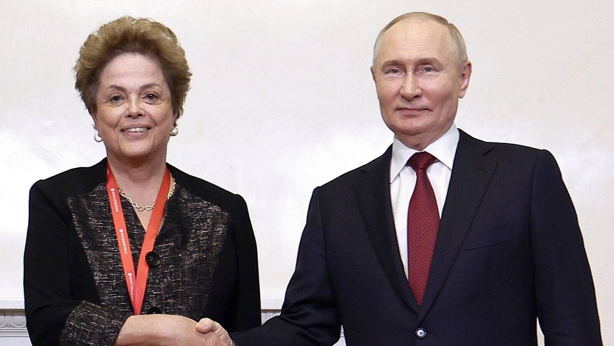 Russlands Präsident Wladimir Putin (r) und die ehemalige brasilianische Präsidentin Dilma Rousseff: Die russischen Behörden nutzen das Forum als Schaufenster, um die Entwicklung des Landes zu präsentieren und Investoren anzulocken. | © Vladimir Smirnov/Pool Sputnik Kremlin/AP/dpa