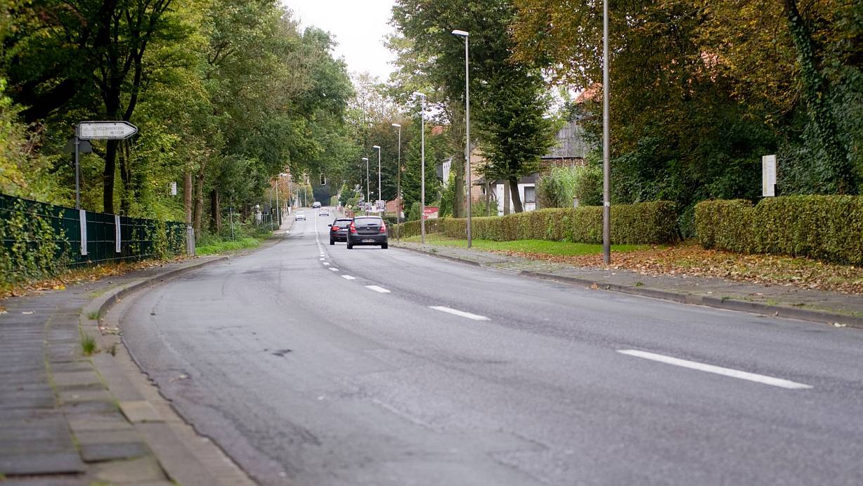 Schäden im Asphalt, schmale Gehwege: Die Maschstraße entspricht längst nicht mehr den Anforderungen einer sicheren Hauptverkehrsstraße. Um das zu ändern sollen die Fahrbahn erneuert und die Nebenanlagen ausgebaut werden. | © Foto: Ralf Bittner