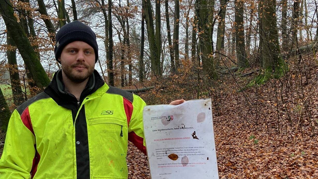 Not amused: Förster Jaron Bodin muss zum wiederholten Male die Absperrung an dem Wanderweg im Hesseltal erneuern. | © Matthias Foede
