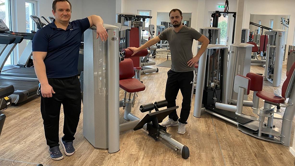 Die Brüder Waldemar und Eugen Jetscho fordern eine schnelle Öffnung ihres Gesundheitsforums in Marienfeld. | © Gabriele Grund